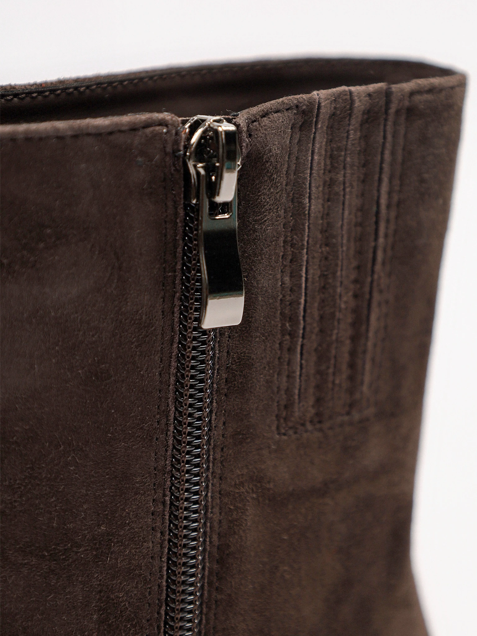 Ботильоны коричневого цвета на выоком каблуке